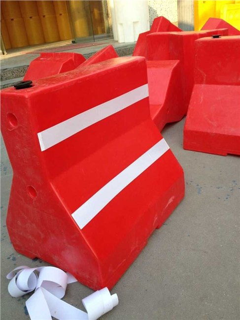 全新料塑料隔離墩價格與滾塑工藝優勢——百墩實業專業批發解析